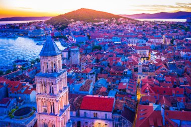 Hırvatistan 'ın Split kentindeki Diocletians Sarayı' nın çarpıcı hava manzarası, antik Roma mimarisi, kırmızı çatıları ve çarpıcı Adriyatik kıyı şeridini gözler önüne sererek sıcak altın saat ışığında yıkandı.