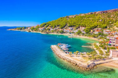 Hırvatistan 'ın Dugi Rat kentindeki pitoresk bir körfez ve Duce Sahili' nin nefes kesici manzarası yumuşak kumlu kıyılarını ve muhteşem bir yaz cenneti yaratan Dalmaçya sahili manzarasını gözler önüne seriyor.