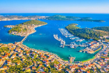 Hırvatistan 'ın Rogoznica kentindeki Marina Frapa' nın havadan görünüşü, dünya klasında yat tesislerini ve çarpıcı sahil çevresini gözler önüne sererek, onu Akdeniz 'in en prestijli marinalarından biri haline getiriyor.