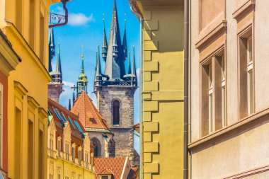 Prag 'ın tarihi caddelerinin mimari detaylarına çarpıcı bir HDR bakış açısı, karmaşık cepheler ve arka planda yüksek kilise kuleleri, şehirlerin zengin ortaçağ cazibesini yakalıyor.
