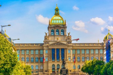 Çek Cumhuriyeti Prag 'daki Ulusal Müze' nin mimari detaylarının çarpıcı yakın plan görüntüsü, büyük neo-rönesans cephesini, karmaşık heykelleri ve tarihi unsurlarını gözler önüne seriyor.