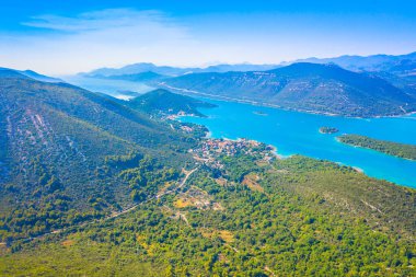 Hırvatistan 'ın Peljesac Yarımadası' ndaki Mali Ston 'u çevreleyen ve yemyeşil tepeler ve doğayla harmanlanan Adriyatik Denizi' nin pırıl pırıl parıl parlayan manzarasının nefes kesici bir görüntüsü.