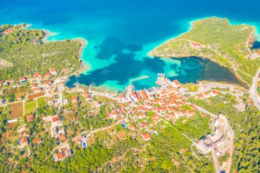 Hırvatistan 'ın Peljesac Yarımadası' ndaki Mali Ston 'un nefes kesici manzarasının büyüleyici bir görüntüsü, tarihi kenti gözler önüne seriyor, kıyı şeridini dönüyor ve Adriyatik suları parıldıyor.