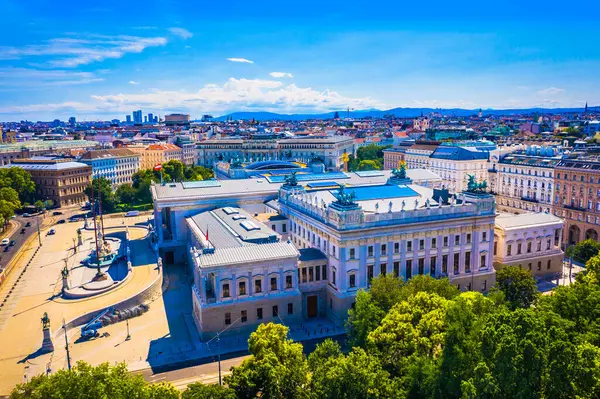 Avusturya 'nın başkenti Viyana' nın büyüleyici HDR hava manzarası, muhteşem tarihi yapılar, neoklasik, Barok ve Gotik mimari sergilenen Avusturya Parlamentosu ile çevrili.
