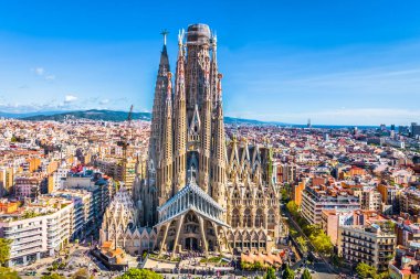 İspanya 'nın Barselona kentindeki ikonik simgenin nefes kesici hava manzarası, karmaşık mimari detaylarını, yüksek kulelerini ve canlı şehir manzarasıyla çevrili devam eden yapısını gözler önüne seriyor.