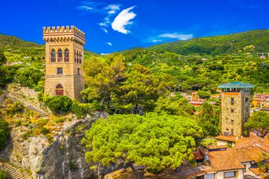 İtalya 'nın Cinque Terre kentindeki tarihi bir köy olan Monterosso al Mare' nin manzaralı manzarasında geleneksel pastel renkli evleri, ortaçağ simgeleri, dar sokaklar ve çarpıcı manzaraları sergileniyor.