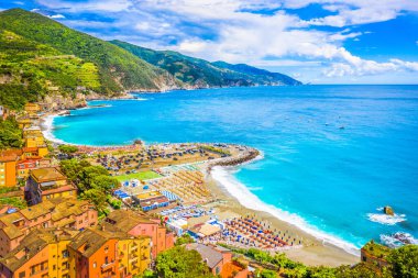 İtalya 'nın Cinque Terre kentindeki Monterosso al Mare' nin havadan görünüşü, canlı geleneksel İtalyan evleri, manzaralı kıyı şeridi ve Ligurian Denizi boyunca büyüleyici köy atmosferine sahip.