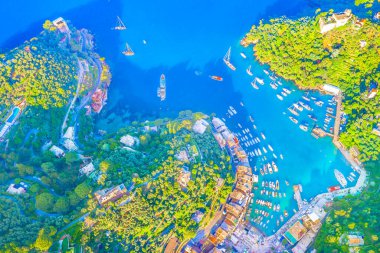 Portofino, İtalya 'nın baş aşağı manzarası, bu ikonik Akdeniz köyünü çevreleyen hilal şeklindeki pitoresk limanı, lüks yatları ve renkli rıhtım binalarını yakalıyor.