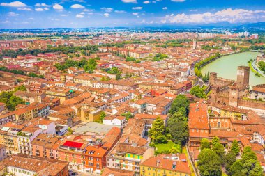 Castel Vecchio Köprüsü, İtalya 'nın kuzeyindeki Verona kentindeki Adige Nehri boyunca uzanan ve ortaçağ mimarisi ve mirasını ön plana çıkaran çarpıcı bir kırmızı tuğla yapıdır.
