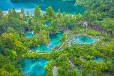 Hırvatistan 'ın en popüler turizm merkezlerinden birinde canlı turkuaz gölleri, yemyeşil şelaleler ve çağlayan şelaleleri gösteren Plitvice Gölleri' nin nefes kesici bir drone fotoğrafı