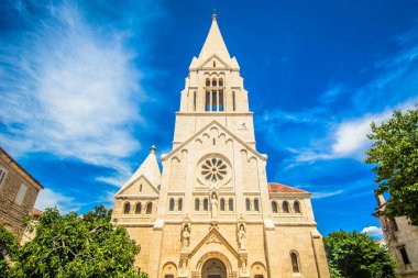 Hırvatistan 'ın Brac Adası' ndaki Selca kasabasında, sakin bir ortamda büyüleyici mimari ve Akdeniz yeşilliği ile çevrili geleneksel bir taş kilise bulunuyor.