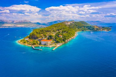 Adriyatik Denizi 'nin Marjan Yarımadası' ndan çarpıcı bir hava manzarası, yemyeşil bir park ormanı ve Hırvatistan 'ın Split kenti içinde ormanlık tepeler ve kayalık kıyı şeridinin yer aldığı doğal bir kaçış.