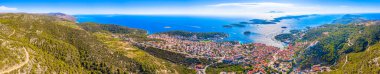 Hırvatistan 'ın Hvar Kasabası' nın güzel manzarasının nefes kesen panoramik manzarası, bereketli Akdeniz çevresi ve uzaktaki pırıl pırıl Pzekeni Adaları takımadaları
