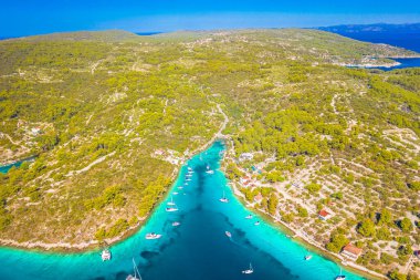 Hırvatistan 'ın Solta Adası yakınlarındaki Necujam yakınlarındaki kıyı şeridinin nefes kesici hava manzarası, turkuaz Adriyatik suları, kayalık kıyılar ve sakin yaz manzarası