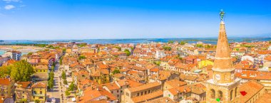 İtalya 'nın eski Grado kentinin panoramik hava manzarası büyüleyici tarihi mimarisini, kırmızı kiremitli çatılarını ve Friuli-Venezia Giulia bölgesindeki Adriyatik kıyısındaki manzarasını gözler önüne seriyor.