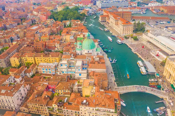Venices merkez tren istasyonu (Stazione di Venezia Santa Lucia) ve Büyük Kanal 'daki konumunun çarpıcı bir hava görüntüsü, tekneleri, köprüleri ve tarihi cazibesini göstermektedir.