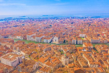 Dar sokaklar ve terasotta çatılarından kanallar akan sıkıca doldurulmuş tarihi Venedik şehrinin tepeden tırnağa görüntüsü.