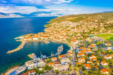 Hırvatistan 'ın Brac Adası' nın kuzey kıyısındaki Postira köyünün hava manzaralı fotoğrafı geleneksel taş evleri ve Akdeniz çevresini gösteriyor