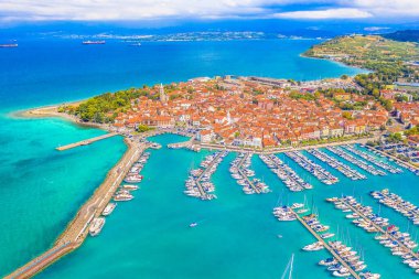 Slovenya 'nın Izola kentinin çarpıcı hava manzarası, tekneler ve renkli tarihi şehir merkeziyle dolu canlı marinasını, mükemmel bir kültür ve sahil cazibesiyle gözler önüne seriyor.
