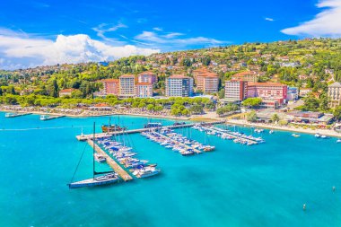 Adriyatik kıyısındaki popüler bir sahil beldesi olan Portoroz, Slovenya 'nın havadan görünüşü canlı kıyı şeridi, lüks oteller, marinalar ve Akdeniz cazibesiyle tanınıyor.