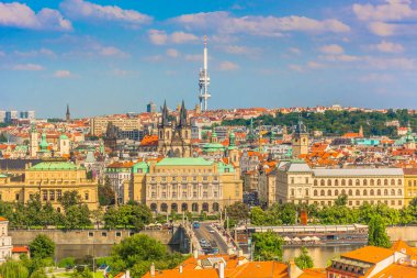 Çek Cumhuriyeti 'nin Prag kentindeki Vltava Nehri' nin rıhtım manzarası, Avrupa 'nın başkenti olan Avrupa' nın ufuk çizgisi üzerindeki tarihi nehir kıyısında tarihi Eski Şehir
