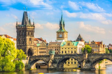 Çek Cumhuriyeti Prag 'daki tarihi Charles Köprüsü' nün altından akan Vltava Nehri 'nin havadan görünüşü, ortaçağ kuleleri ve Eski Şehir' in mimari güzelliği ile çevrili.