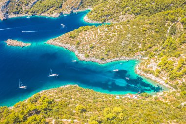 Hırvatistan 'ın Solta Adası' ndaki Tatinja 'nın şaşırtıcı derecede engebeli kıyı şeridinin havadan görünüşü dramatik kayalık oluşumlar ve huzurlu bir yaz ortamında el değmemiş Akdeniz ve doğayı gözler önüne seriyor.