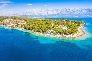 Hırvatistan 'ın Brac Adası' ndaki pitoresk bir kıyı köyü olan Sumartin 'in insansız hava aracı görüntüsü, Adriyatik Denizi' nin büyüleyici limanı, geleneksel taş evleri ve kristal berrak sularını ele geçiriyor.