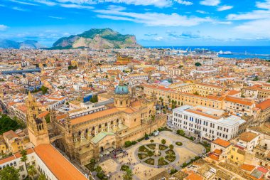 Palermo, Sicilya, İtalya 'nın tarihi merkezinin havadan görünüşü, Barok kiliselerinin, kubbeli çatıların, dar Akdeniz sokaklarının dağlık manzaralarla çevrili bir karışımını sergiliyor.