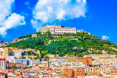 Napoli, İtalya 'nın havadan görünüşü, yoğun binalar, tarihi çatılar ve yamaçlara ve kıyı şeridine yayılan Akdeniz cazibesiyle canlı ve renkli şehir dokusunu yakalıyor.