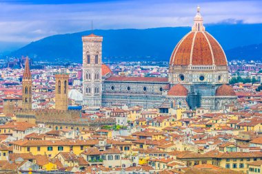 Floransa, İtalya 'nın havadan görünüşü, Avrupa' nın Toskana şehrinin göbeğinde ikonik kırmızı çatıları, büyük kiliseleri ve Rönesans mimarisi ile tarihi şehir merkezini yakalıyor.