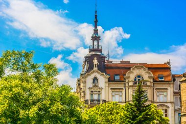 Çek Cumhuriyeti 'nin orta Prag kentinde detaylı cephelere, büyük pencerelere, klasik unsurlara ve canlı renklere sahip güzel korunmuş mimari binaların sokak seviyesinde manzarası