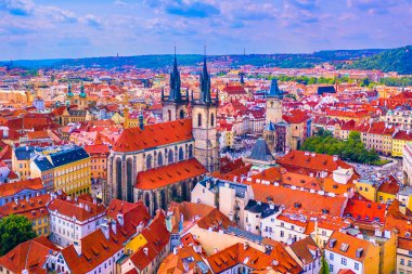 Prag 'daki merkez meydanın nefes kesici hava manzarası tarihi simgelerini, renkli çatılarını ve bu ünlü Avrupa' nın cazibesini gözler önüne seriyor.