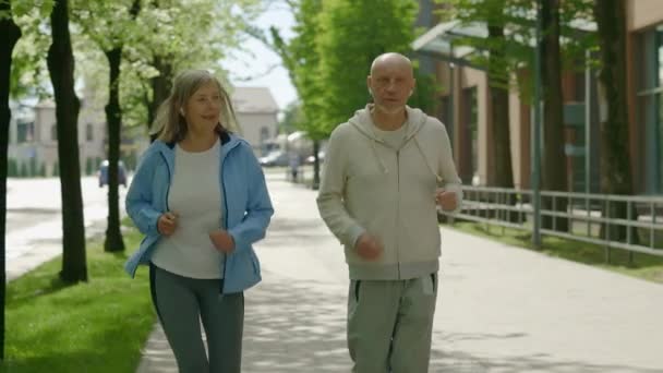 Gemeinsames Familienhobby Aktive Glückliche Senioren Die Gemeinsam Auf Der Straße — Stockvideo
