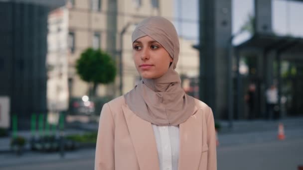 Porträtt Den Leende Arabiskan Som Bär Hijab Och Tittar Kameran — Stockvideo