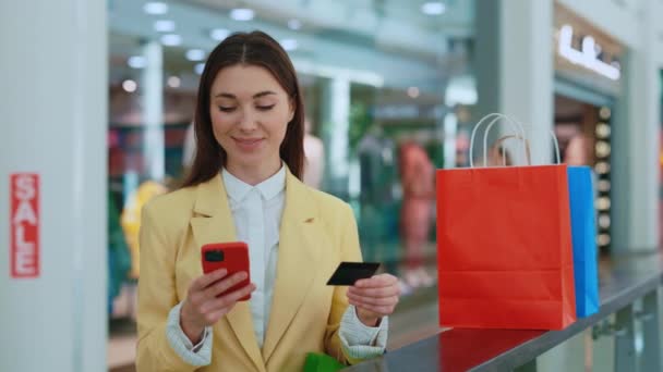 Szczęśliwa Kobieta Robi Zakupy Online Centrum Handlowym Karta Kredytowa Ręku — Wideo stockowe