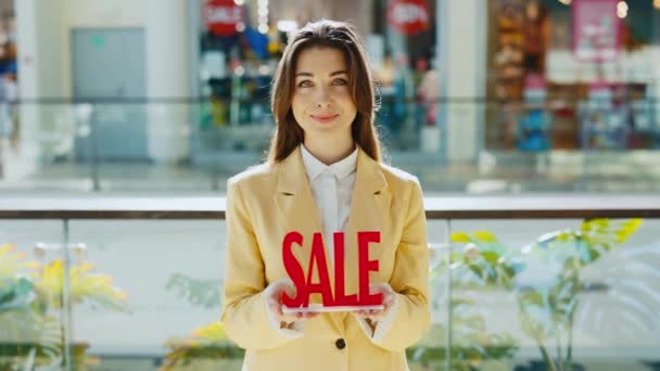 Förvara Rabatter Och Shopping Kaukasiska Unga Positiva Kvinna Formell Kostym — Stockvideo
