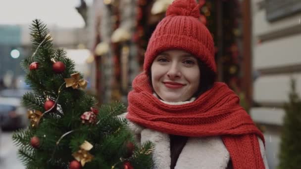 Porträt Der Schönen Kaukasischen Frau Die Mit Rotem Hut Und — Stockvideo