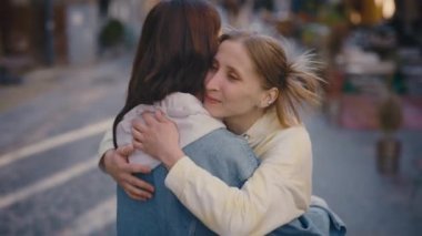 Lezbiyen çift mutlu. Ortağı kız arkadaşına sarılıyor. Birbirine aşık olmak. Kapatın. Kadın ilişkileri, lgbt kavramı
