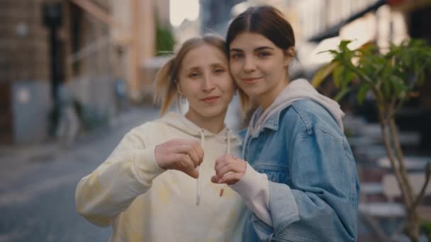 Milovat Lesbické Ženy Stát Spolu Ulici Ukazovat Gesto Srdce Držet — Stock video