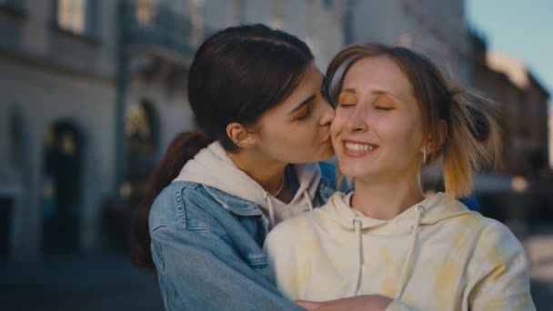 微笑的女同性恋者亲吻女友的脸颊 感到快乐在一起 同性恋夫妇在一起 感觉在爱 年轻夫妇 — 图库视频影像