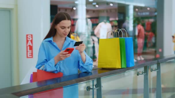 Kadın Alışveriş Merkezinde Internetten Alışveriş Yapıyor Kızın Elinde Kredi Kartı — Stok video