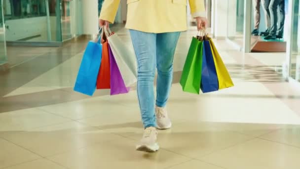 Alışveriş Merkezine Giden Kadının Yakın Görüntüsü Elinde Dükkandan Bir Sürü — Stok video