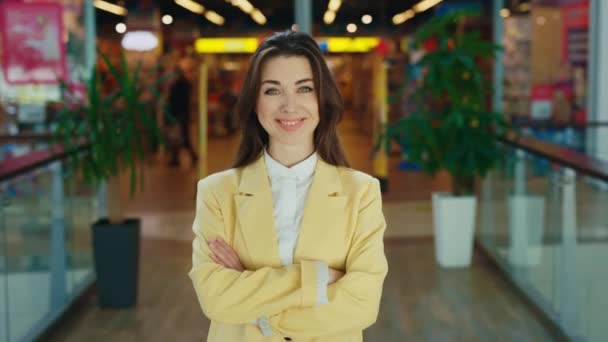 Alışveriş Merkezinde Ele Tutuşan Güzel Kadın Alıcının Portresi Tüketici Kameraya — Stok video
