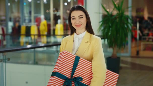 Retrato Cliente Mulher Preparando Para Celebração Natal Compradora Olhar Para — Vídeo de Stock