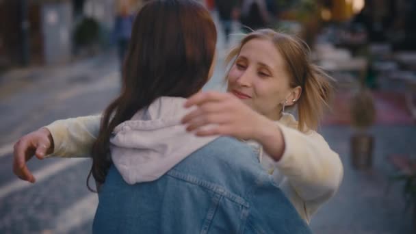 Pareja Lesbianas Sienten Felices Pie Ciudad Vieja Socio Asaltando Novia — Vídeo de stock
