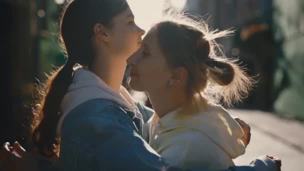 Pareja Lesbianas Sienten Felices Pie Afuera Socio Abrazando Novia Sentirse — Vídeos de Stock