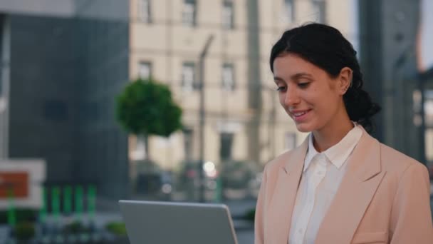 Leende Vacker Affärskvinna Sitter Arbetar Utomhus Använder Laptop För Arbete — Stockvideo