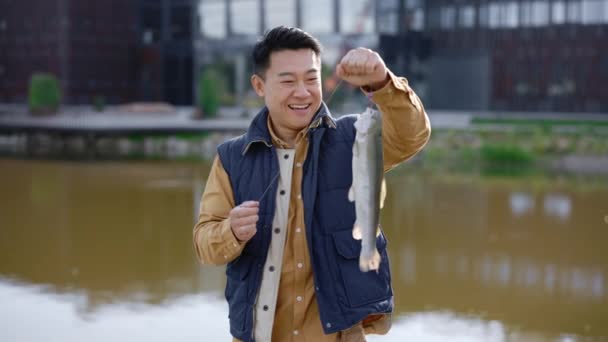 Πορτρέτο Ασιατικό Αρσενικό Αισθάνεται Χαρούμενος Επειδή Έπιασε Ένα Ψάρι Και — Αρχείο Βίντεο