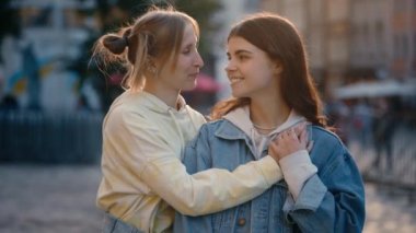 Lezbiyen aile duruşu, bir partnerin kız arkadaşına sarılması, el ele tutuşması. Lgbt kadını, birbirine sevgisini gösteriyor. Mutlu kadın ilişkileri. Sevgili kız arkadaşı, eşini okşuyor.